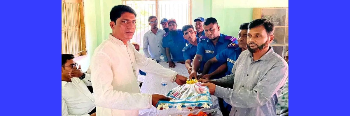 নবনিযুক্ত চেয়ারম্যান কে বরণ করে নিচ্ছেন, উক্ত ইউনিয়ন পরিষদের সচিব।